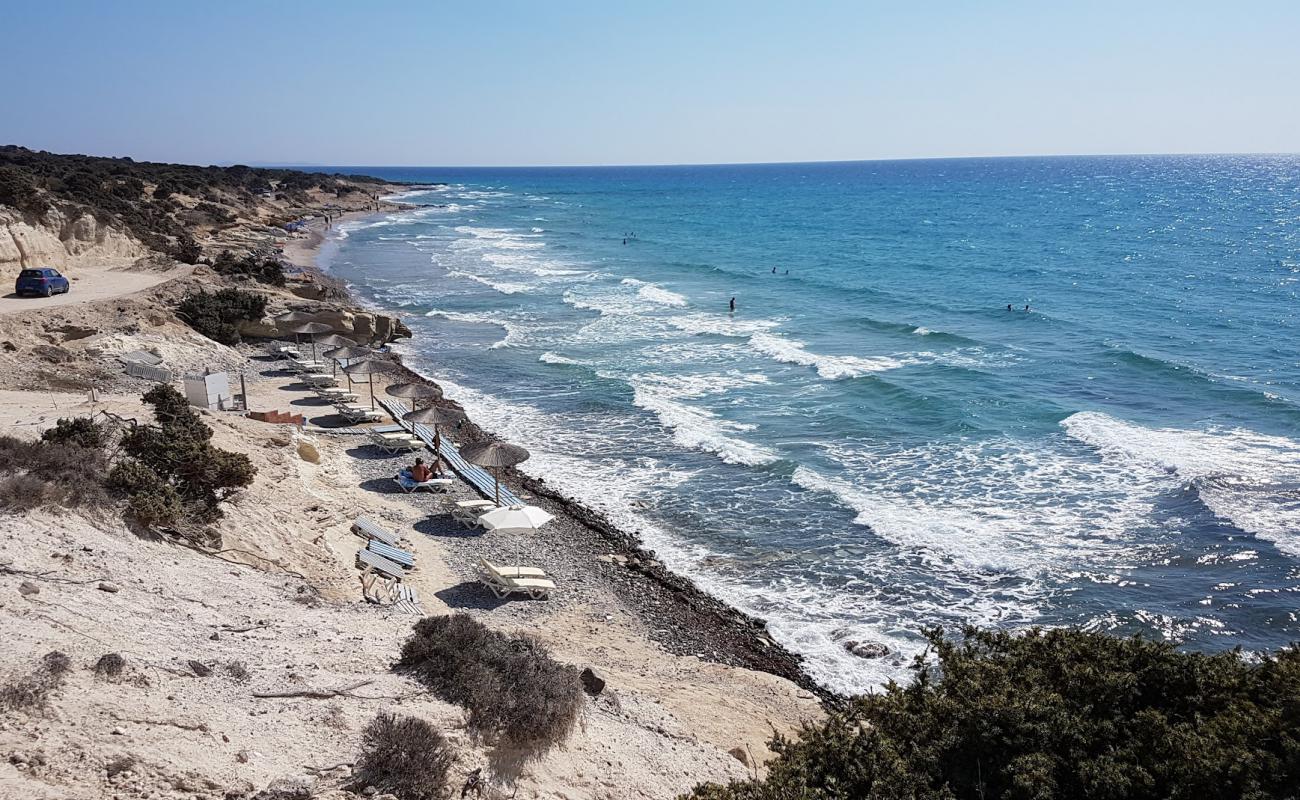 Agios Theologos beach'in fotoğrafı gri kum ve çakıl yüzey ile