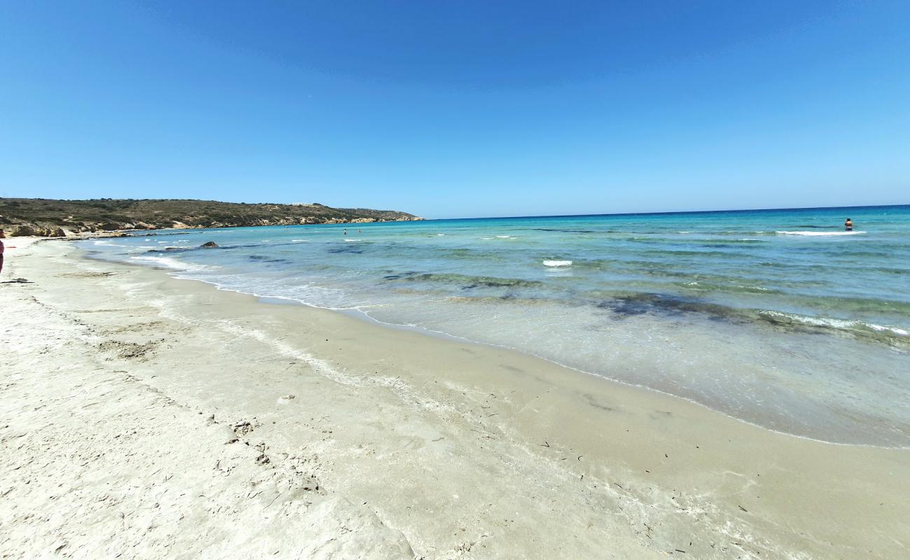 Kohilari beach'in fotoğrafı gri kum yüzey ile