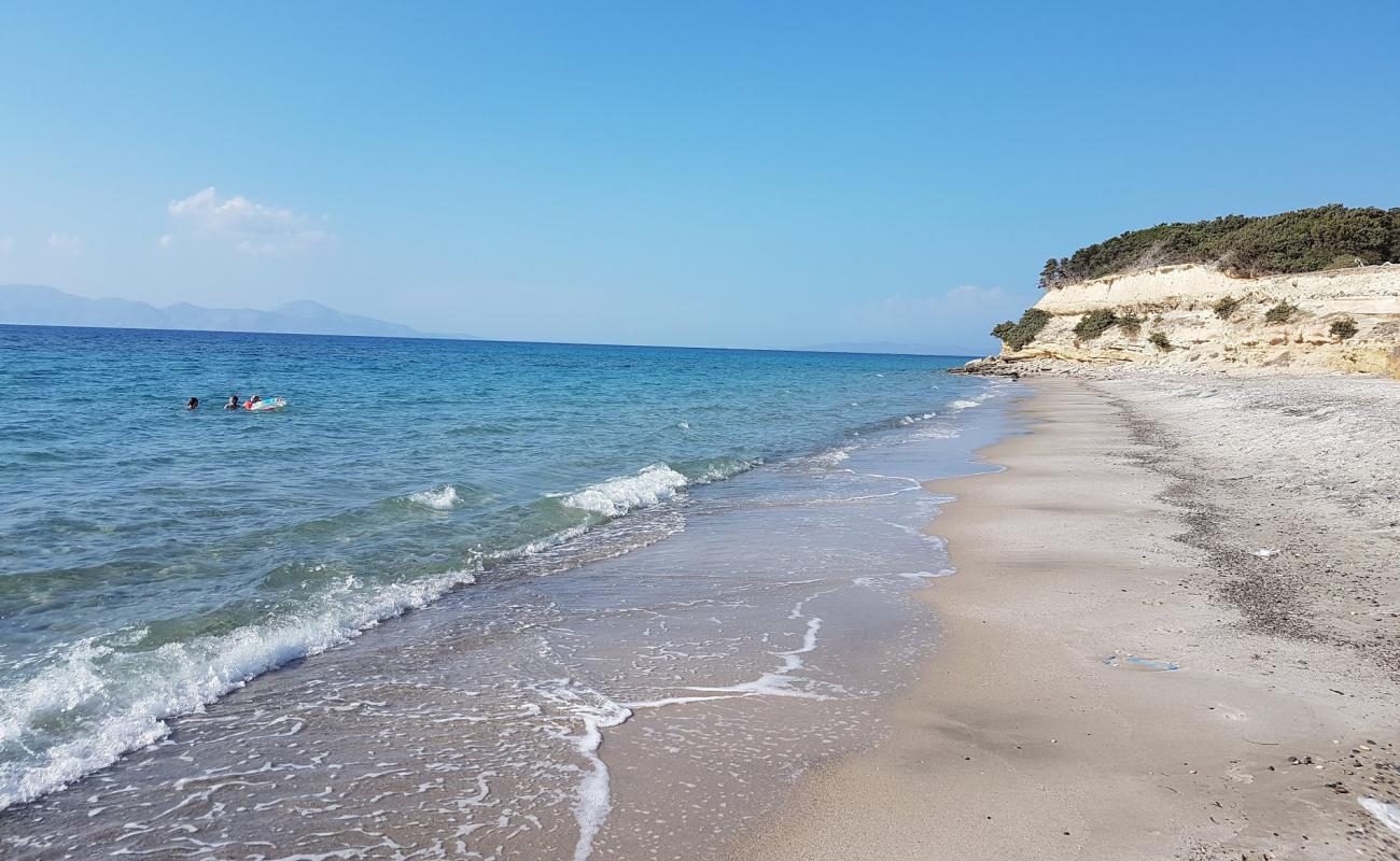 Lakos beach'in fotoğrafı gri kum yüzey ile