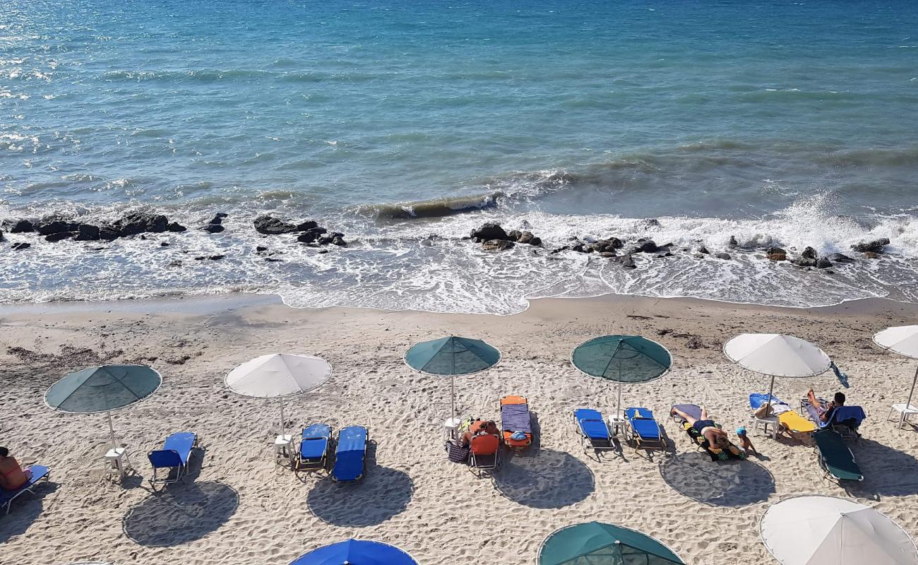 Kouros Palace beach'in fotoğrafı gri kum yüzey ile