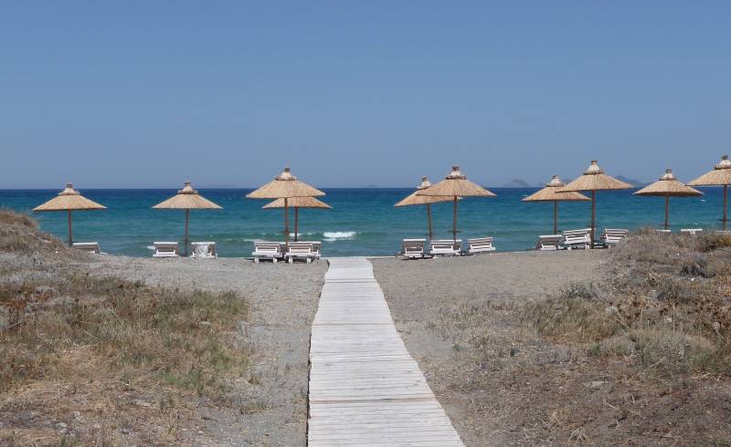 Blue lagoon beach'in fotoğrafı gri kum yüzey ile