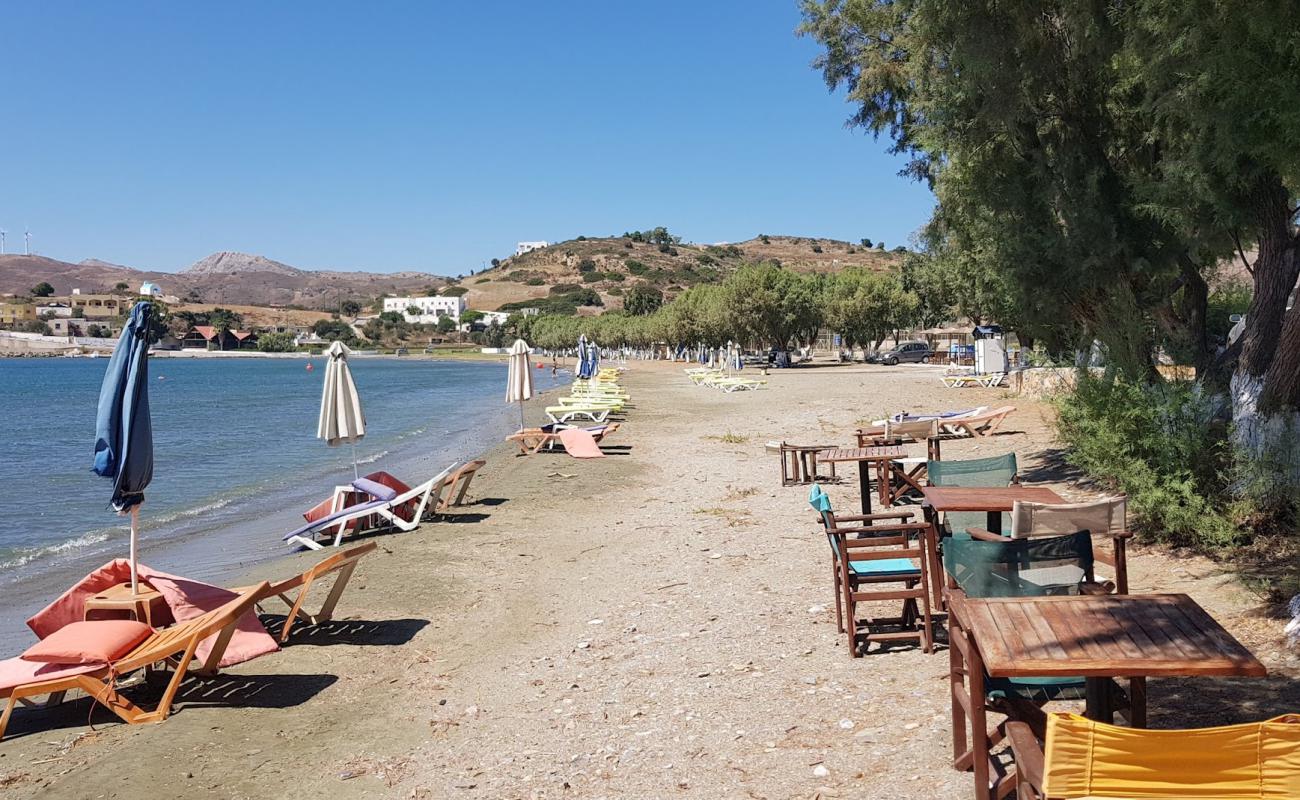 Gourna beach'in fotoğrafı gri kum yüzey ile