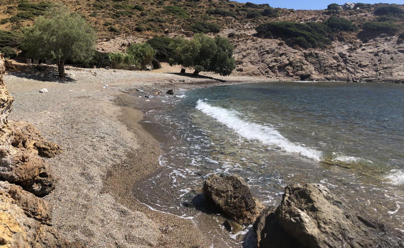 Saint Nicholas beach'in fotoğrafı gri çakıl taşı yüzey ile