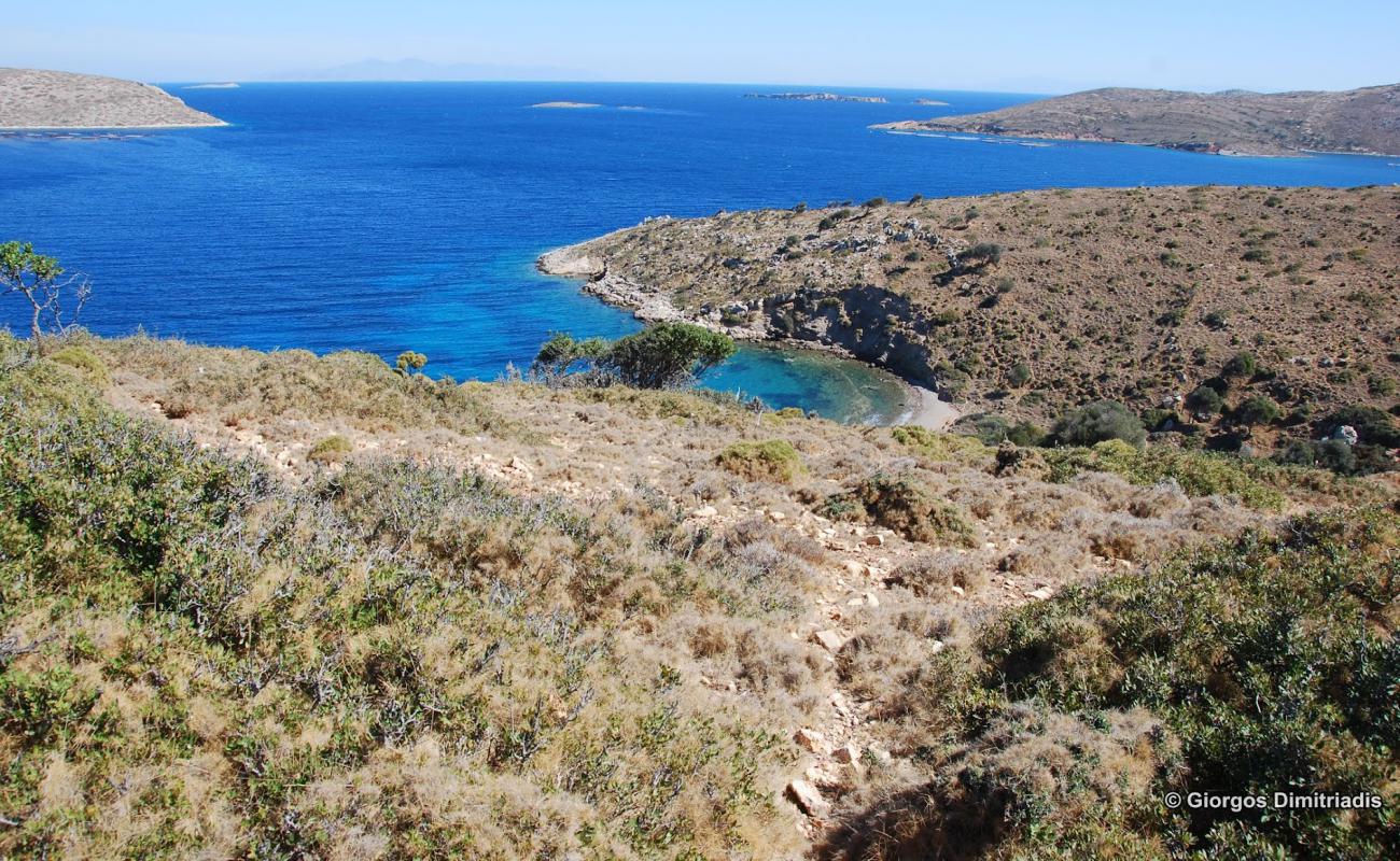 Paralia Agia Kioura II'in fotoğrafı taşlı kum yüzey ile