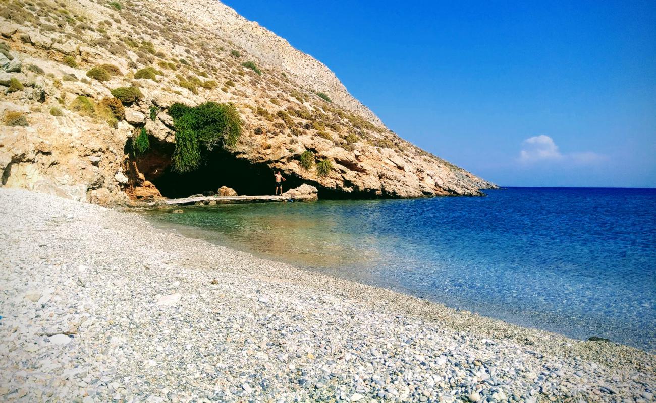 Hidden beach'in fotoğrafı bej çakıl yüzey ile