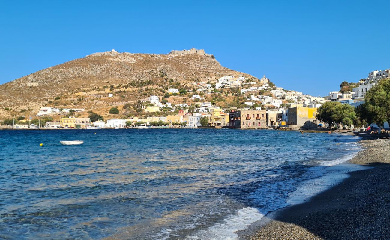 Paralia Agias Marinas'in fotoğrafı gri ince çakıl taş yüzey ile