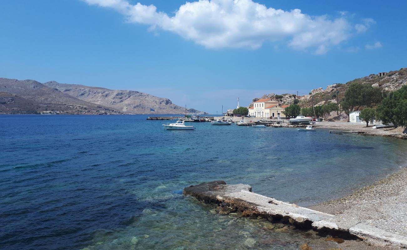 Paralia Agias Marinas II'in fotoğrafı taşlı kum yüzey ile