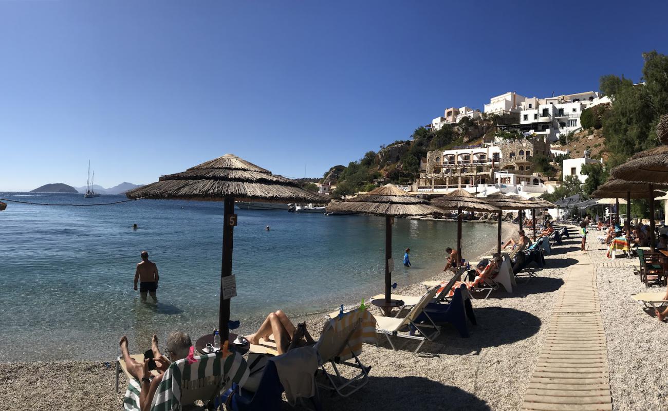 Zorbas Taverna beach'in fotoğrafı küçük gri çakıllar yüzey ile