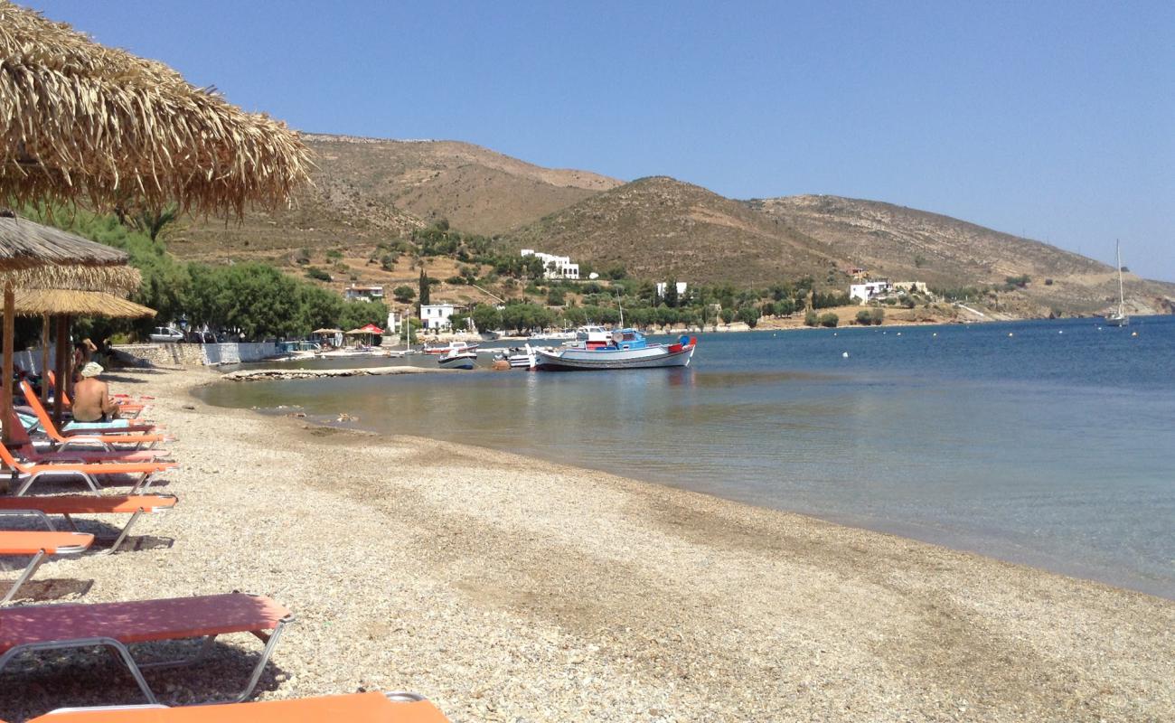 Xirokampos beach'in fotoğrafı küçük gri çakıllar yüzey ile