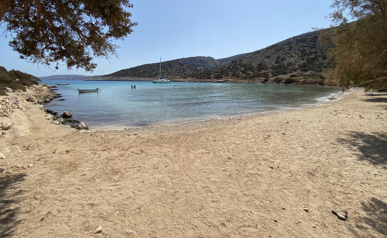 Platis Gialos'in fotoğrafı taşlı kum yüzey ile
