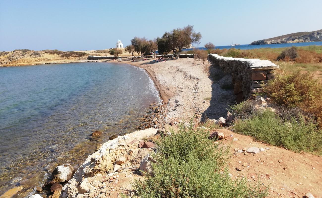 Tourkomnima beach'in fotoğrafı bej kum ve çakıl yüzey ile