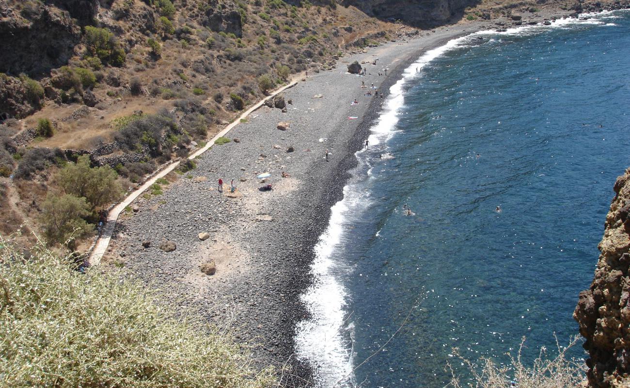 Paralia Chochlaki'in fotoğrafı gri çakıl taşı yüzey ile