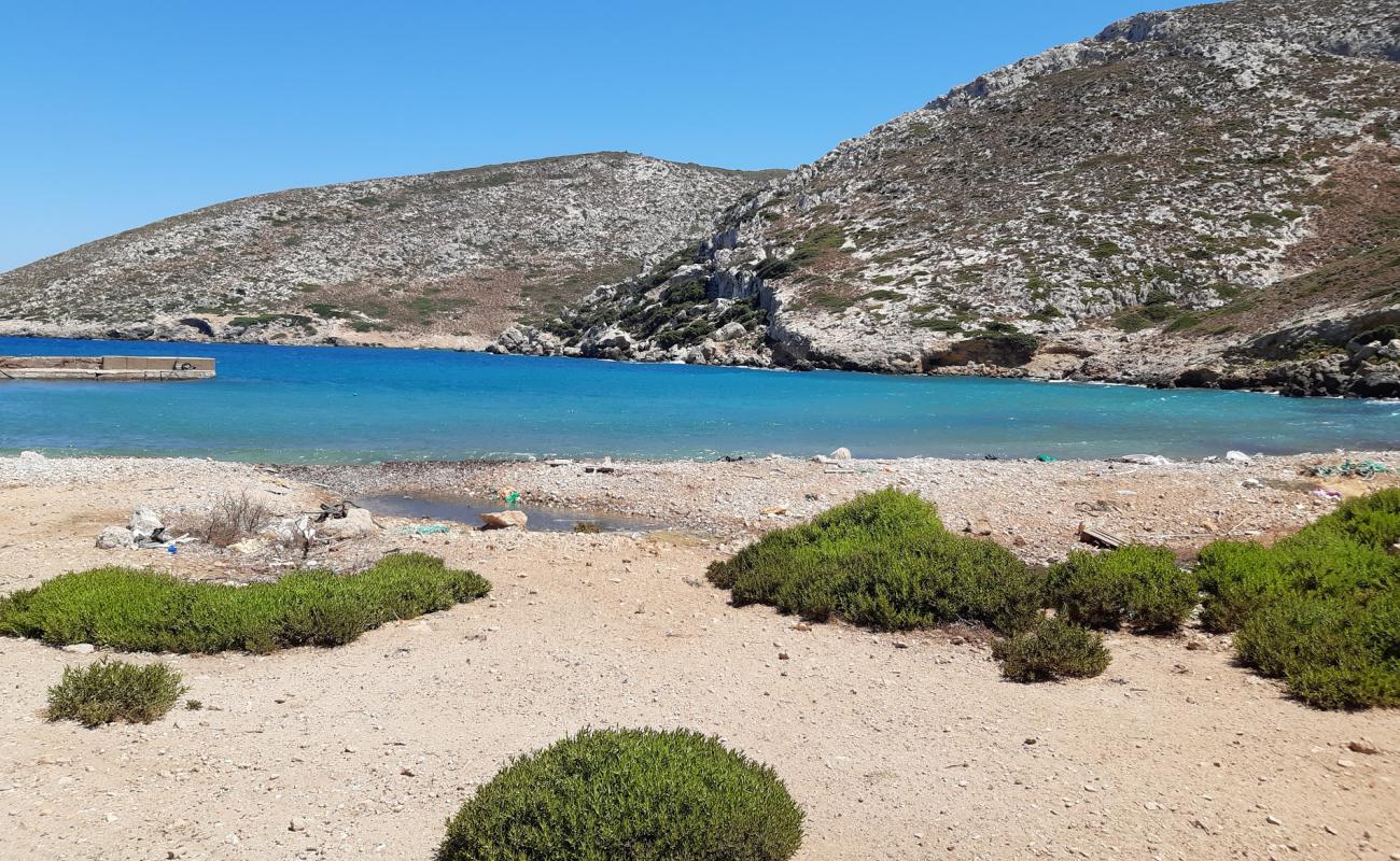 Akrotiri plati kalymnou IV'in fotoğrafı gri kum ve çakıllar yüzey ile
