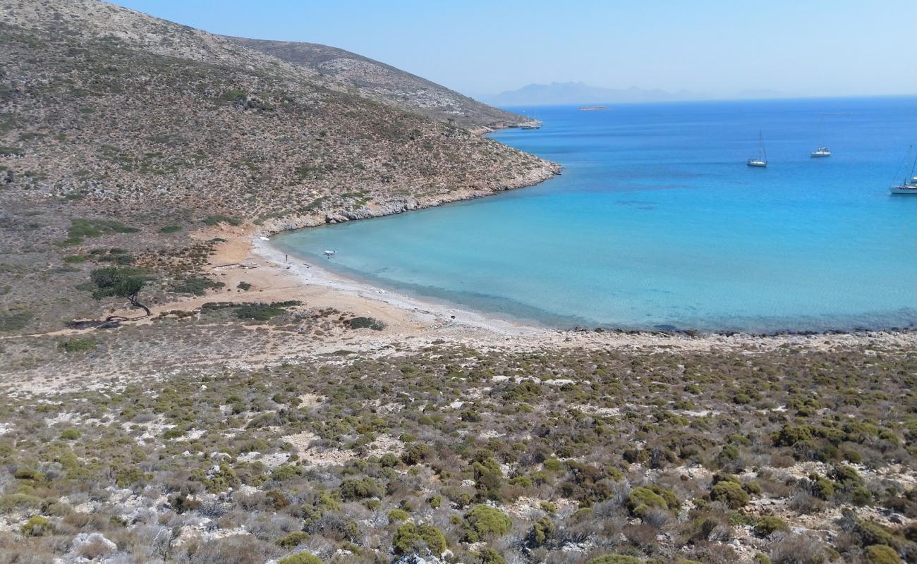 Vathy'in fotoğrafı gri kum ve çakıl yüzey ile