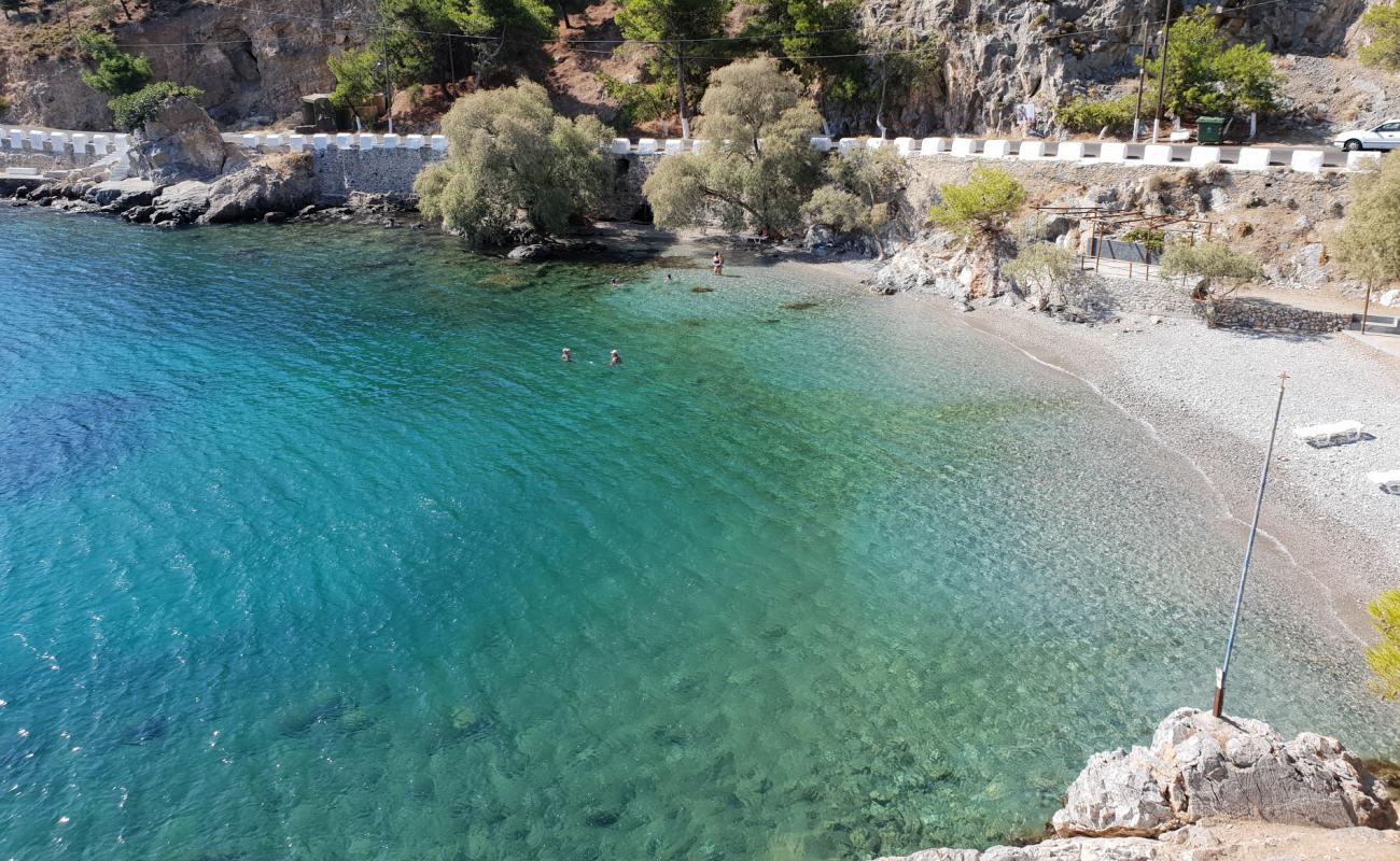 Gefira beach'in fotoğrafı küçük gri çakıllar yüzey ile