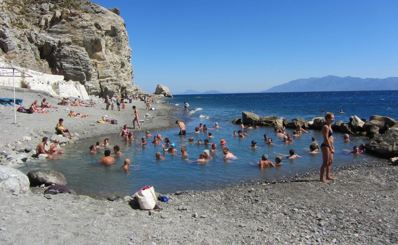 Therma beach'in fotoğrafı gri kum ve çakıllar yüzey ile