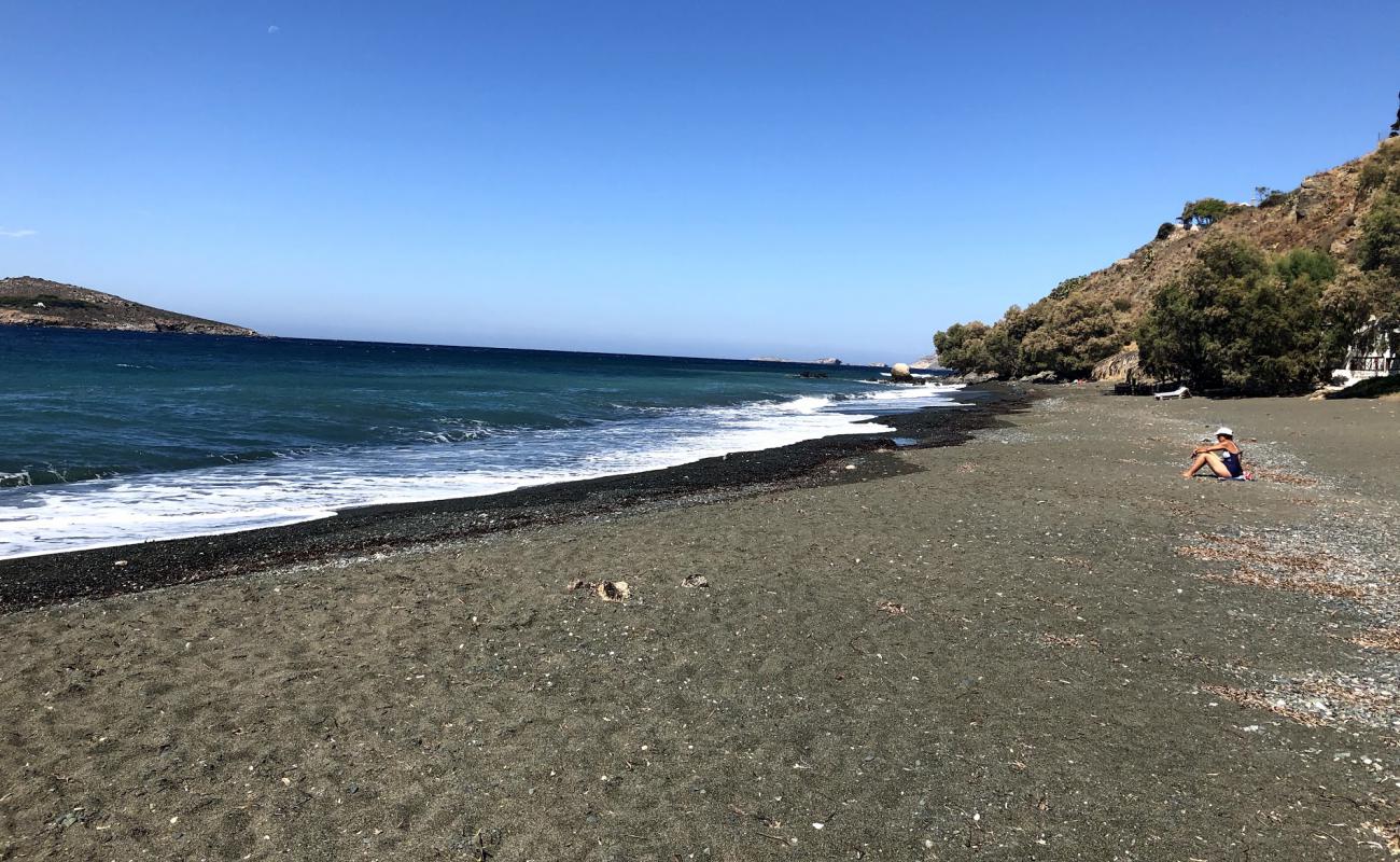 Platis Yialos beach'in fotoğrafı gri kum ve çakıllar yüzey ile
