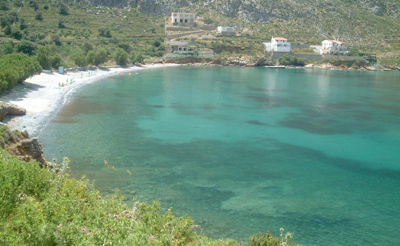 Masouri beach III'in fotoğrafı küçük gri çakıllar yüzey ile