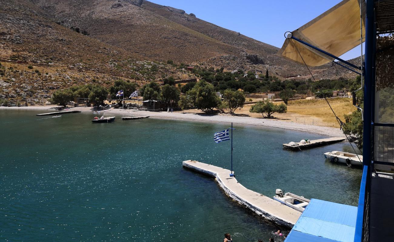 Sykati V'in fotoğrafı küçük gri çakıllar yüzey ile