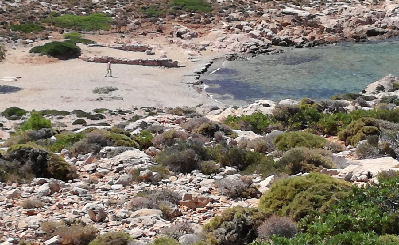 Paralia pnigmenos'in fotoğrafı siyah kum ve çakıl yüzey ile