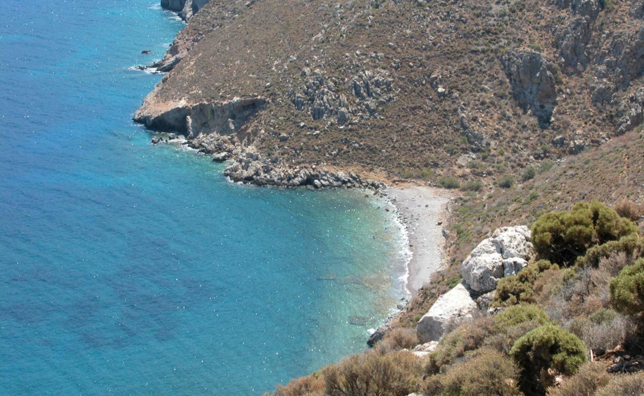 Vlychadha beach'in fotoğrafı gri kum ve çakıllar yüzey ile