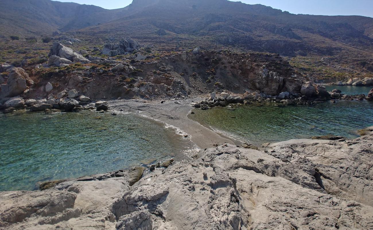Agios Zacharias'in fotoğrafı gri çakıl taşı yüzey ile