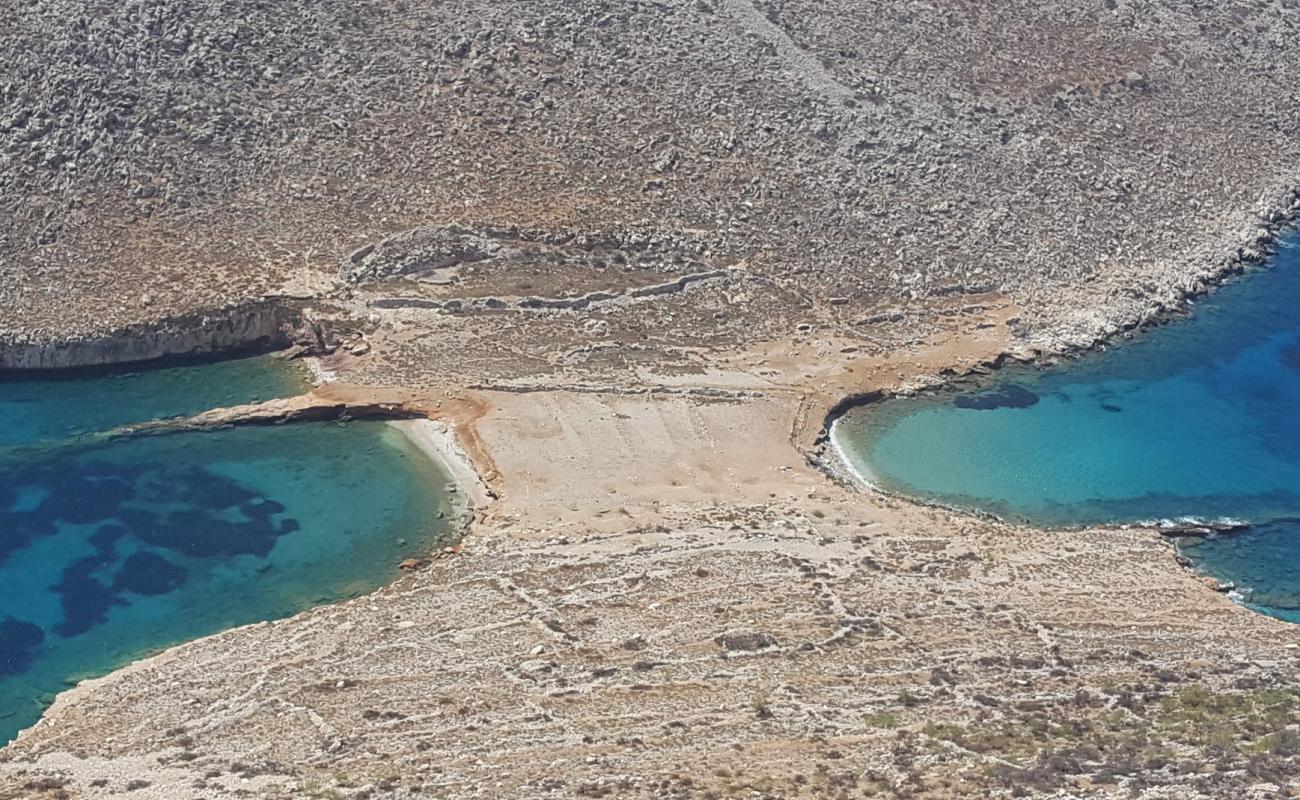Trachia beach'in fotoğrafı bej kum ve çakıl yüzey ile