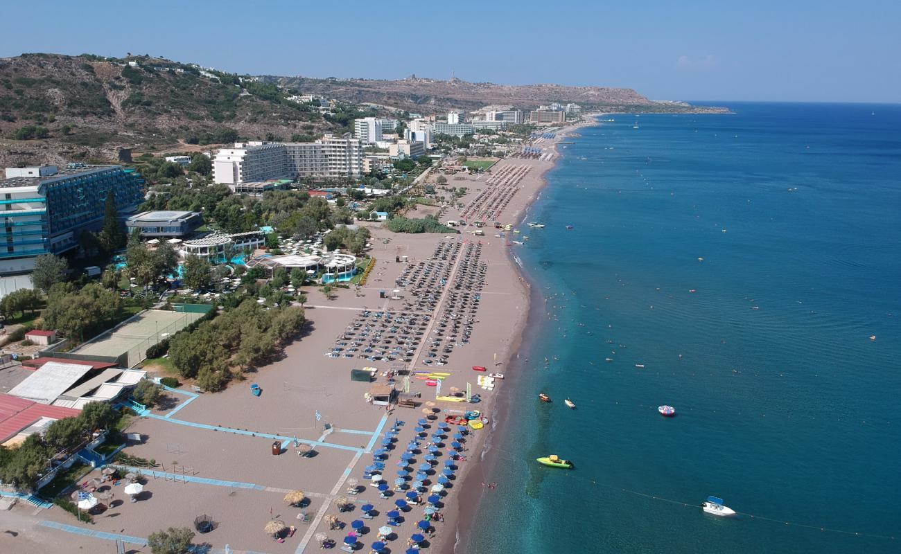 Faliraki Plajı'in fotoğrafı parlak kum yüzey ile