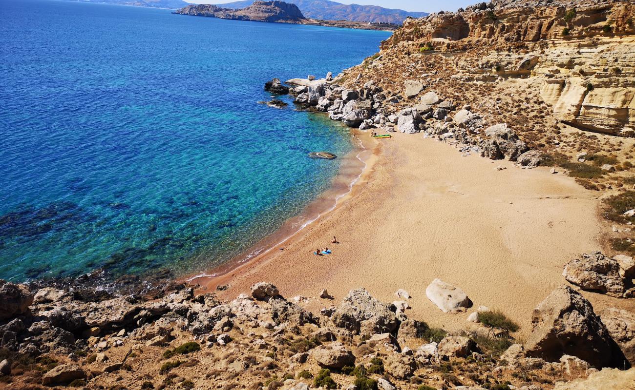 Red Sand Beach'in fotoğrafı kahverengi kum yüzey ile