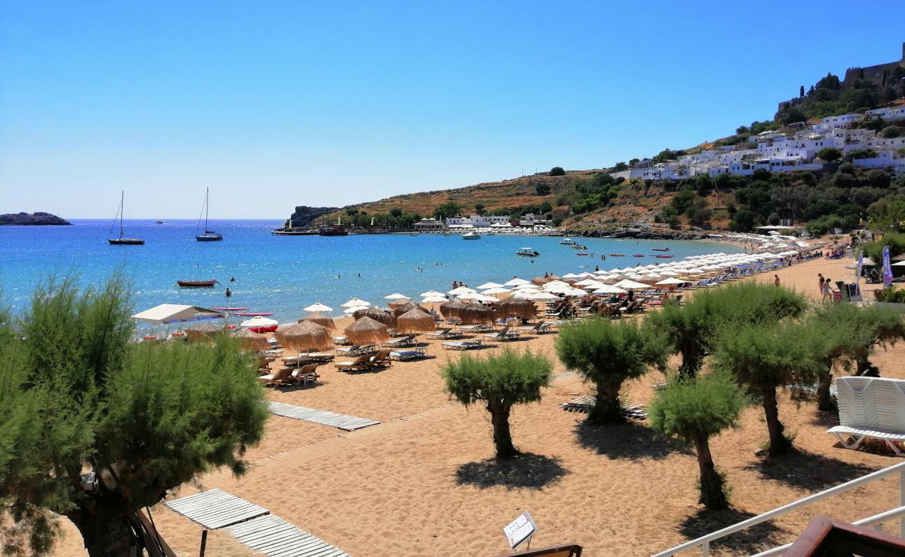 Lindos Plajı'in fotoğrafı - rahatlamayı sevenler arasında popüler bir yer