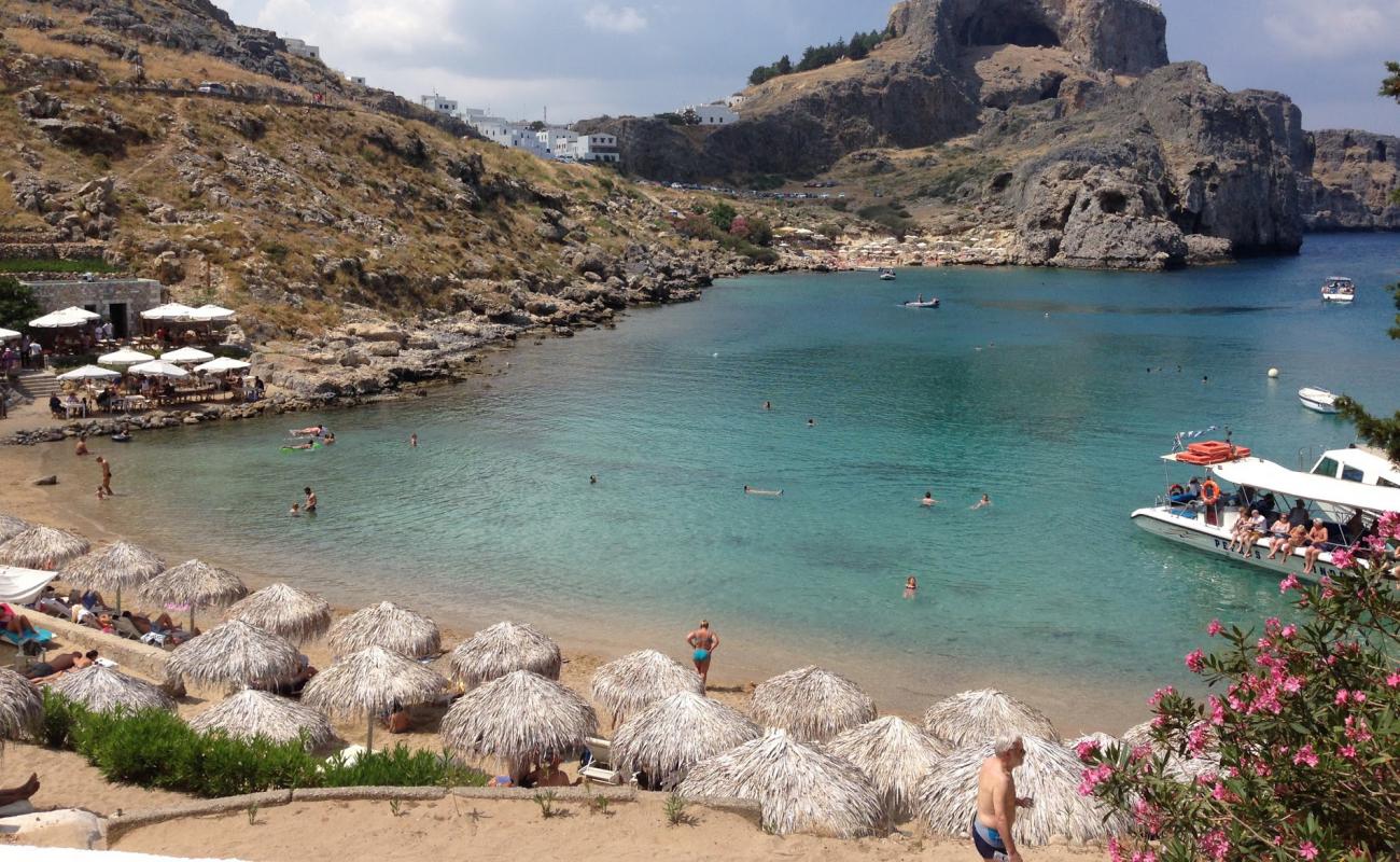 St. Paul's Bay Plajı'in fotoğrafı parlak kum ve kayalar yüzey ile