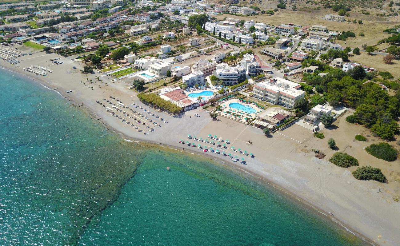 Paralia Lardos II'in fotoğrafı bej çakıl yüzey ile