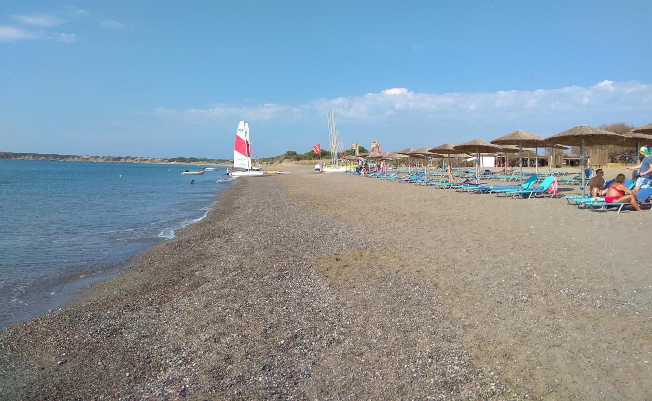 Paralia Plimmiriou'in fotoğrafı siyah kum ve çakıl yüzey ile