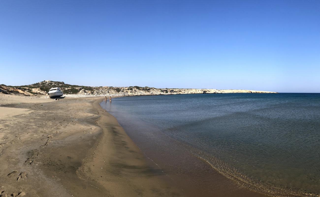 Agios Georgios Beach II'in fotoğrafı siyah kum ve çakıllar yüzey ile