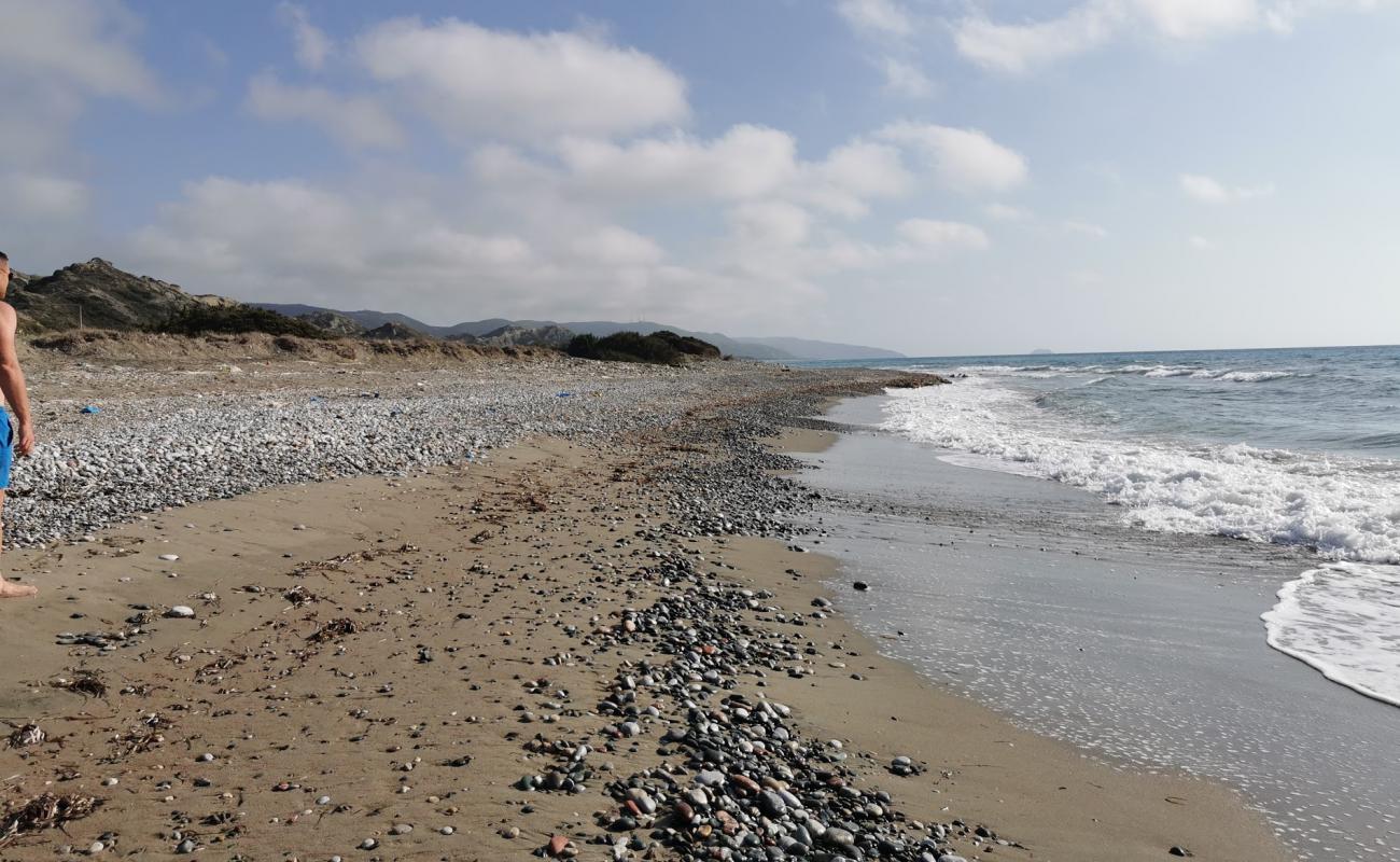 Wild beach III'in fotoğrafı siyah kum ve çakıllar yüzey ile