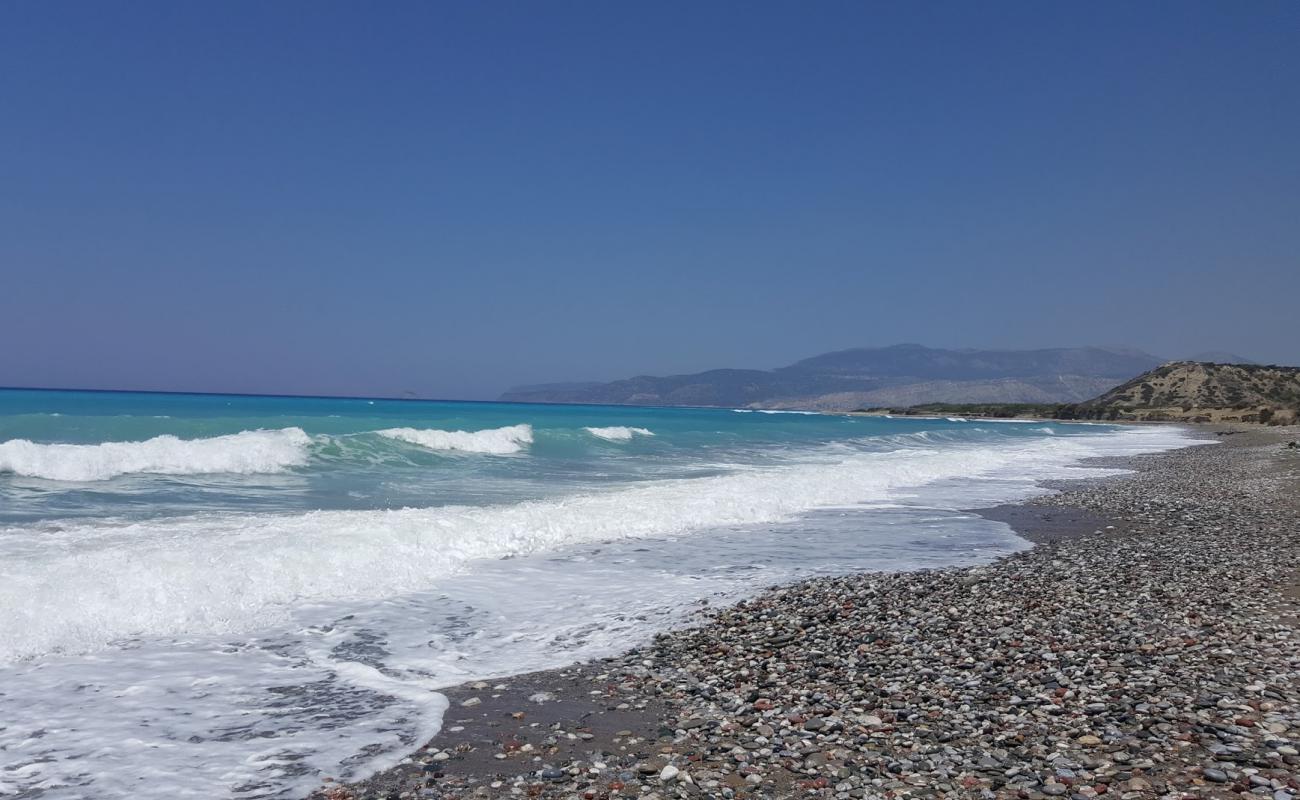 Kouloura Beach'in fotoğrafı siyah kum ve çakıllar yüzey ile
