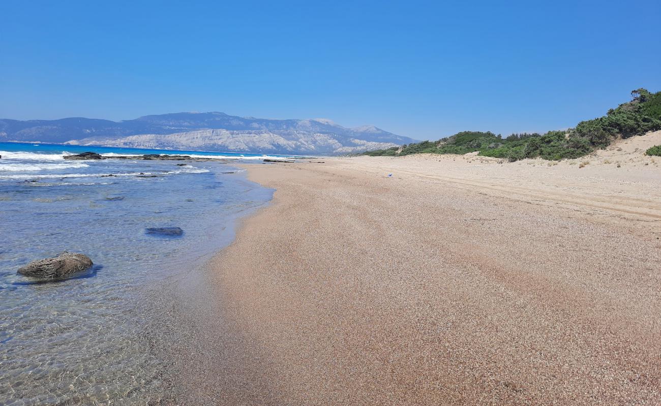 Limni Beach'in fotoğrafı siyah kum ve çakıllar yüzey ile