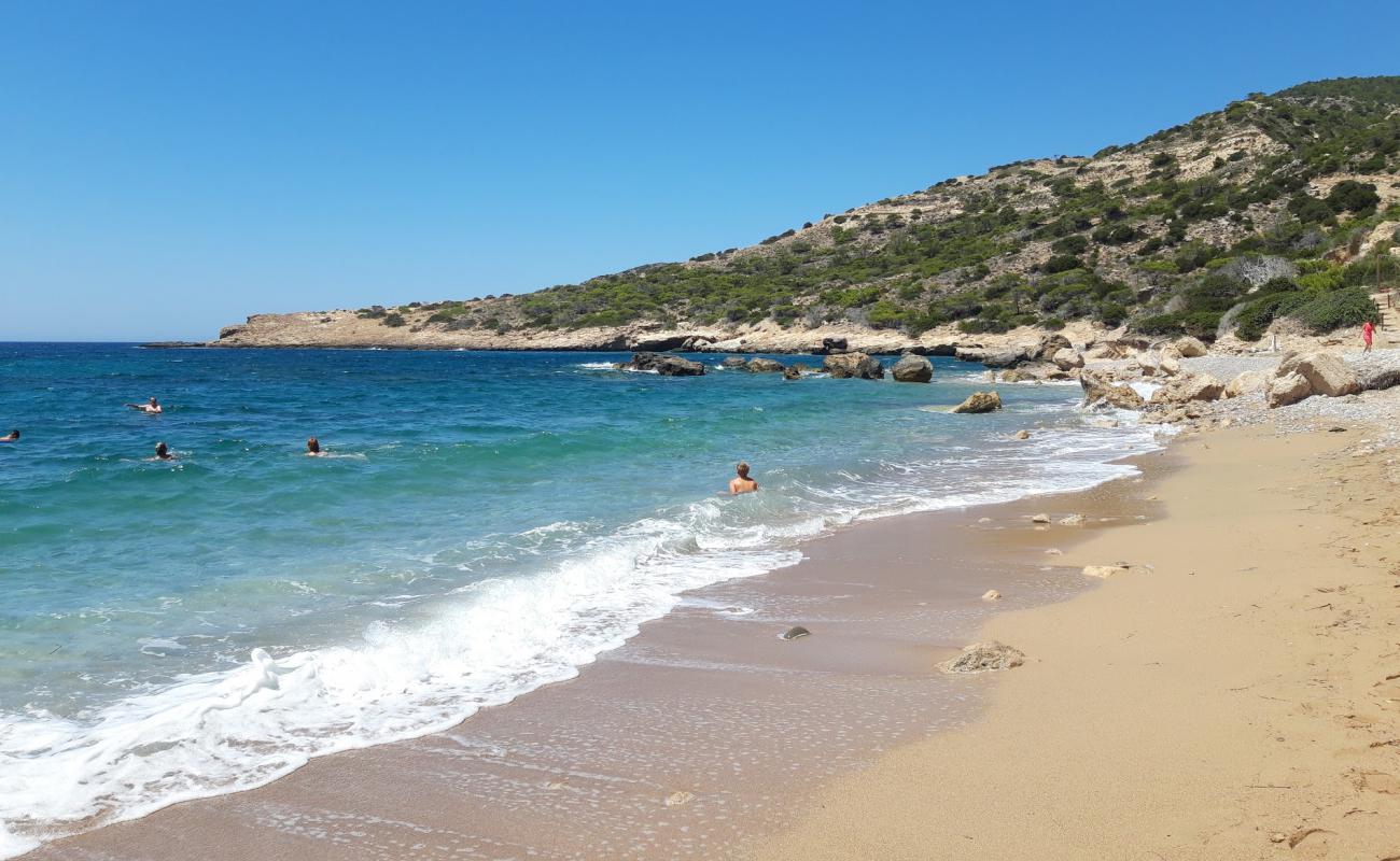 Alyki Beach'in fotoğrafı siyah kum ve çakıllar yüzey ile