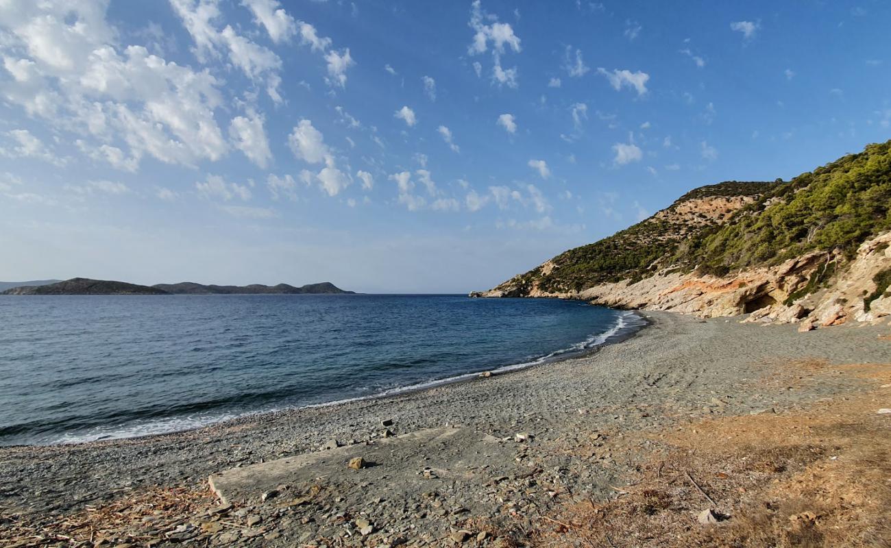 Paralia'in fotoğrafı gri kum ve çakıl yüzey ile