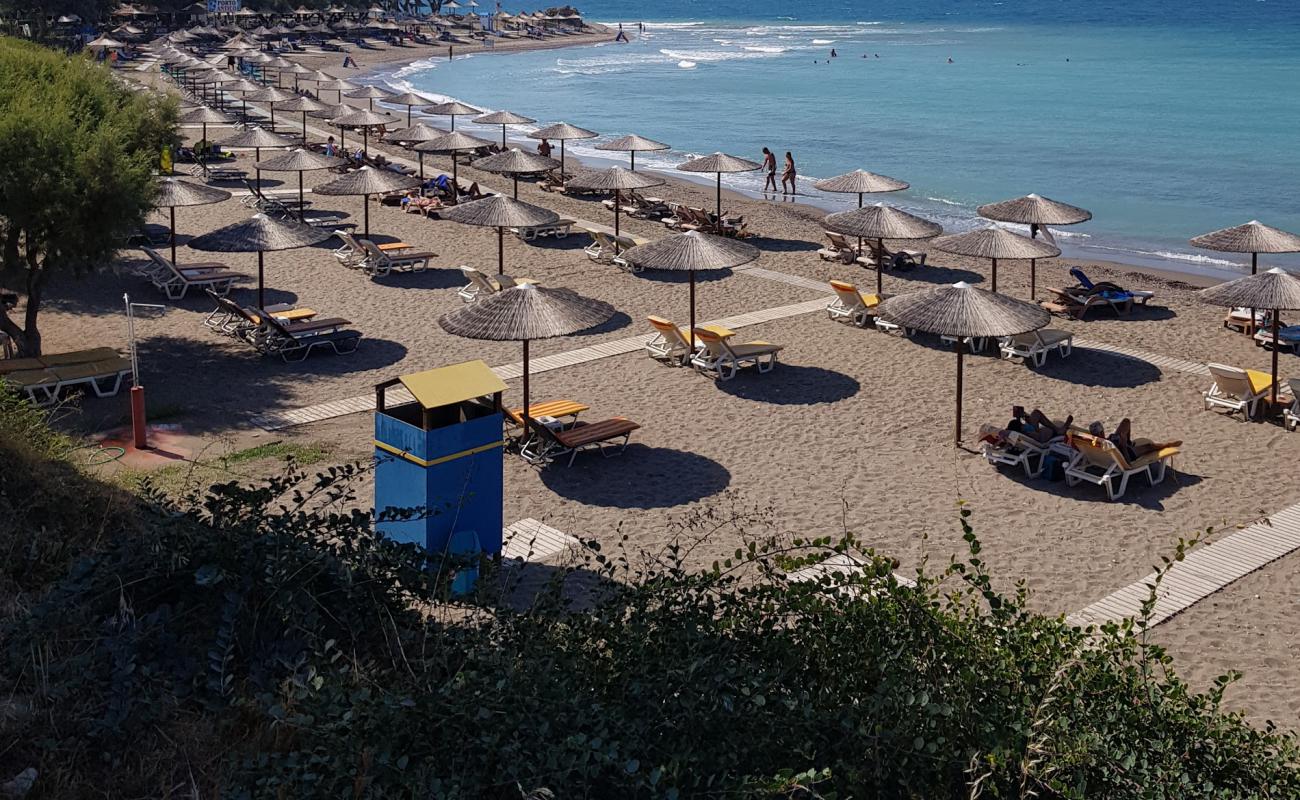 Kameros Beach'in fotoğrafı gri kum yüzey ile