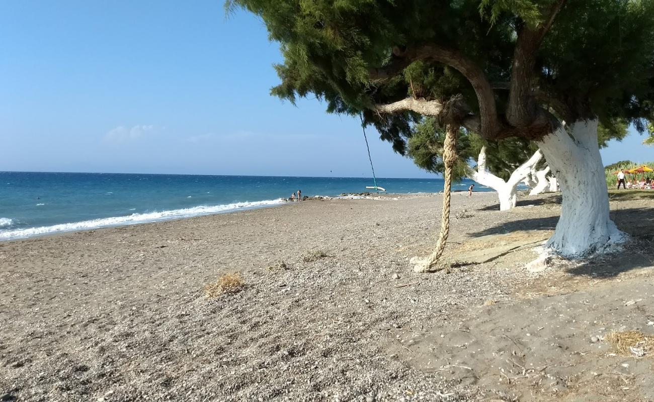 Kameros Beach V'in fotoğrafı gri ince çakıl taş yüzey ile