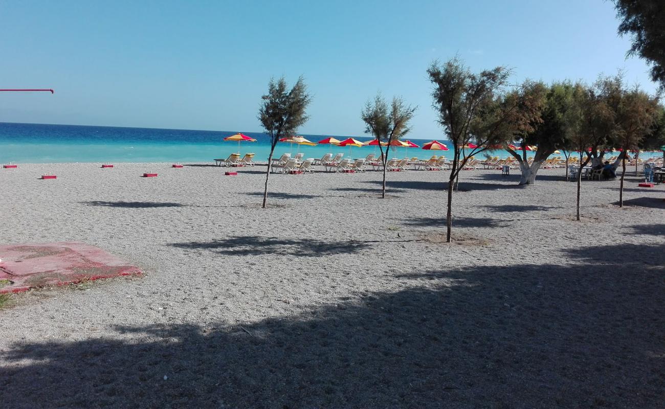 Paralia Kremasti II'in fotoğrafı bej kum ve çakıl yüzey ile
