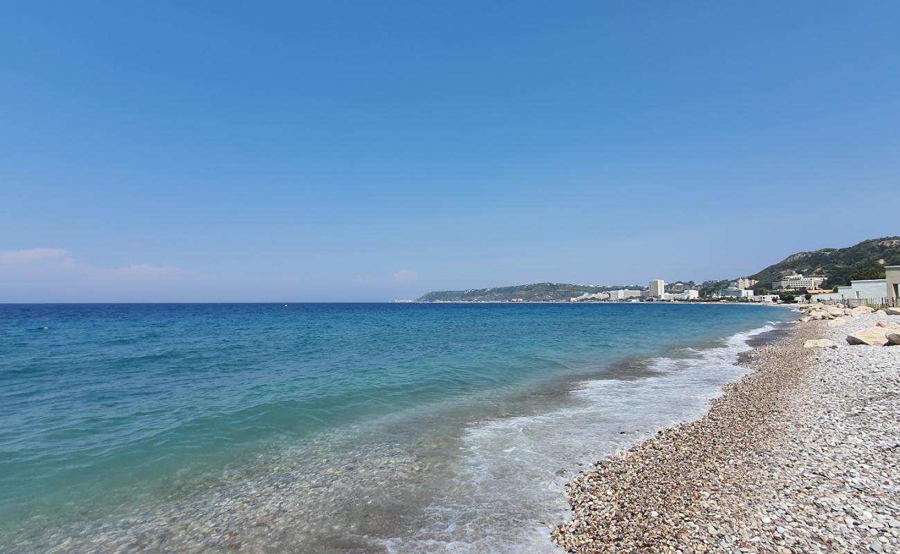 Ialysos beach II'in fotoğrafı bej kum ve çakıl yüzey ile