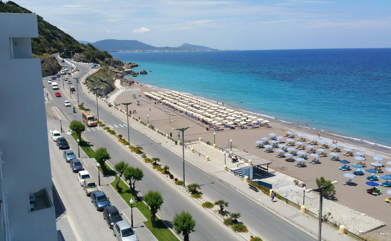 Akti Kanari Beach'in fotoğrafı hafif ince çakıl taş yüzey ile