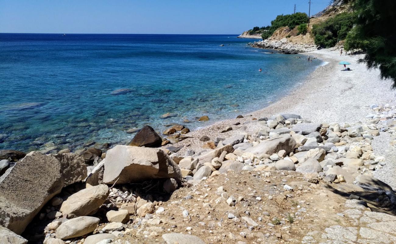 Tsoukalas beach'in fotoğrafı kayalık arazi yüzey ile