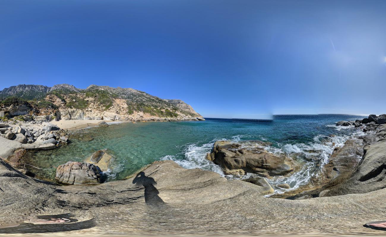 Magganitis beach'in fotoğrafı çakıl ile kum yüzey ile