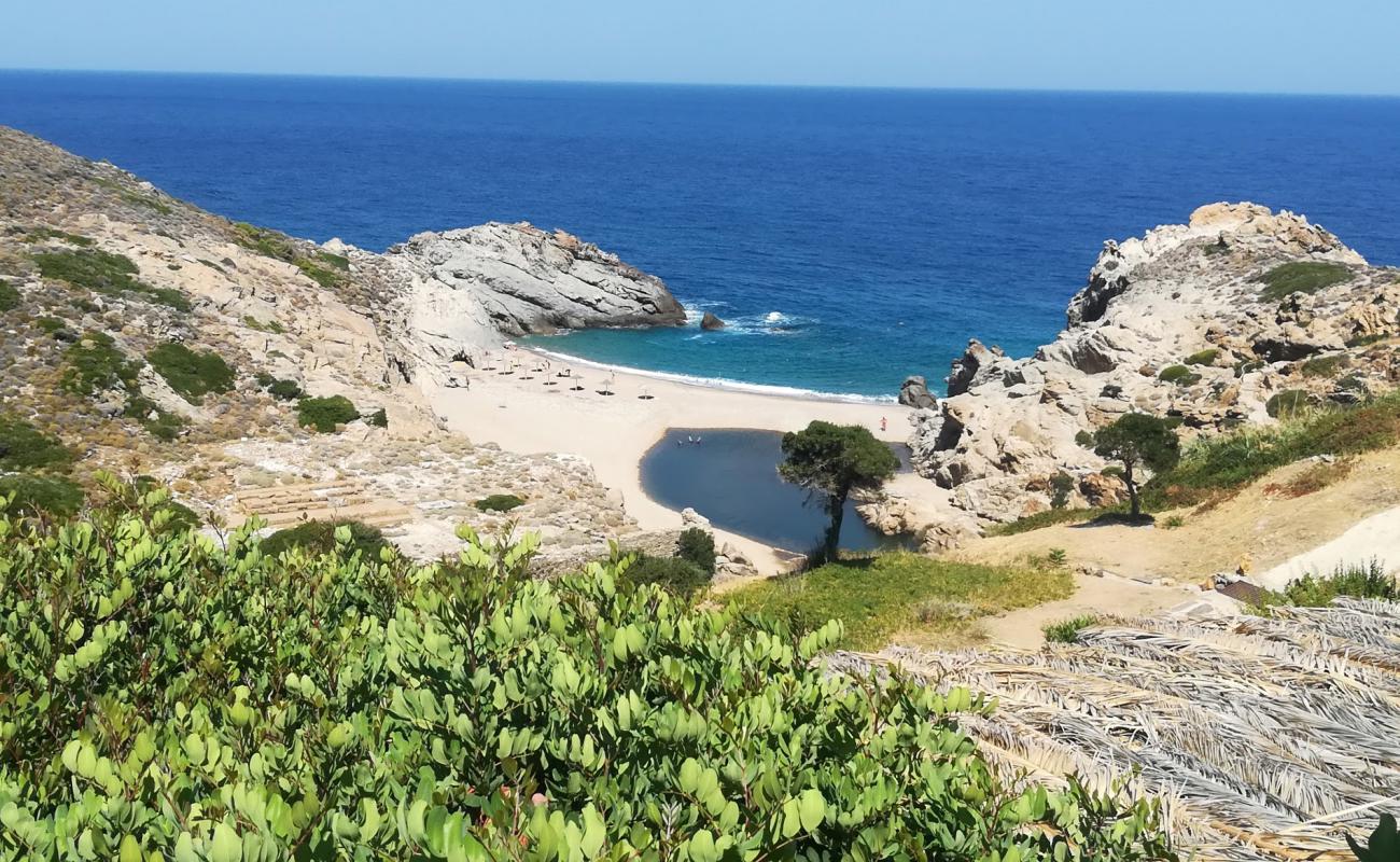 Nas beach'in fotoğrafı bej kum ve çakıl yüzey ile
