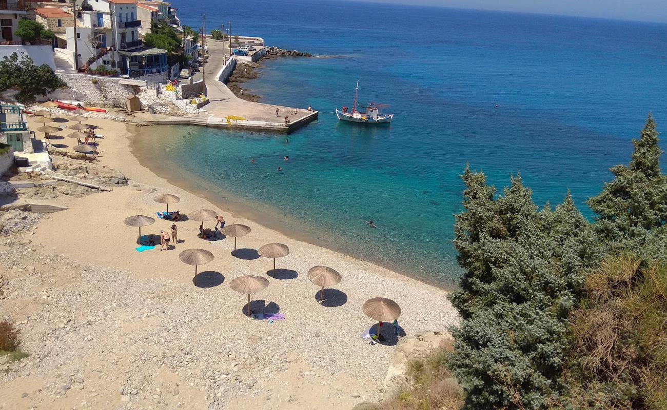 Armenistis beach II'in fotoğrafı siyah kum ve çakıl yüzey ile