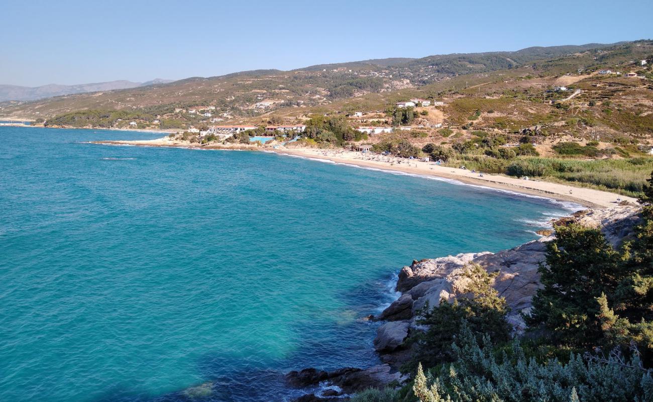 Paralia Armenistis'in fotoğrafı açık bej kum yüzey ile