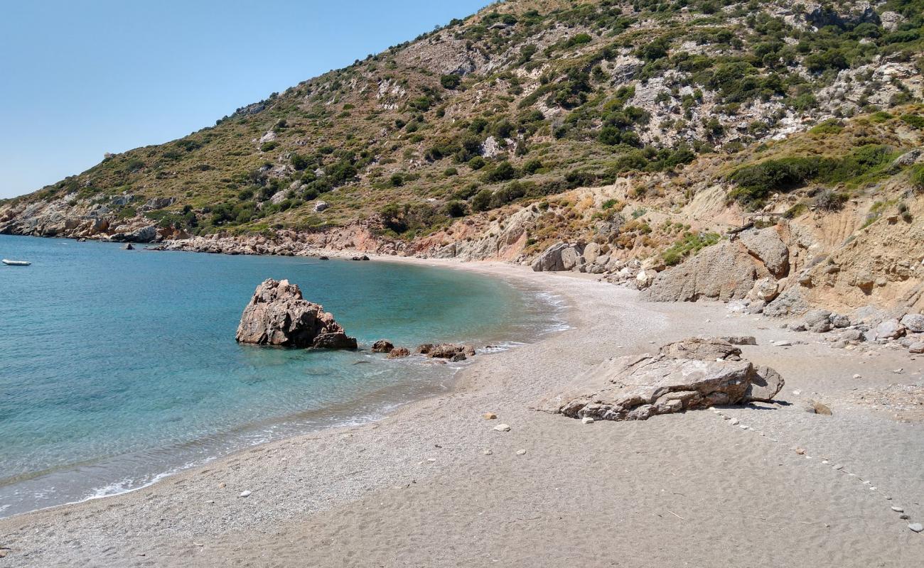 Nealia beach'in fotoğrafı çakıl ile kum yüzey ile